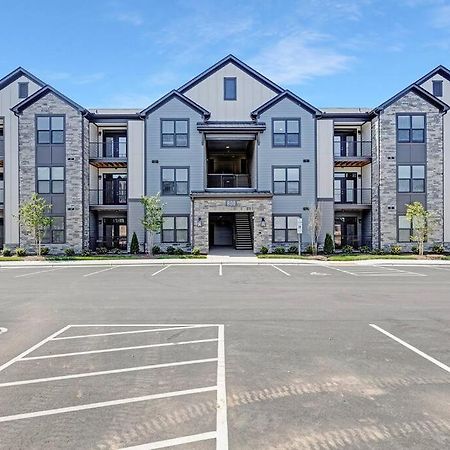 Stylish New Condo In Конкорд Экстерьер фото