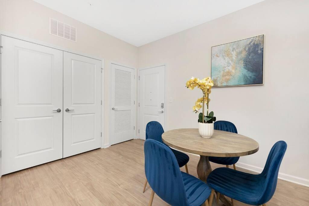 Stylish New Condo In Конкорд Экстерьер фото