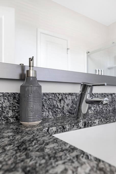 Stylish New Condo In Конкорд Экстерьер фото