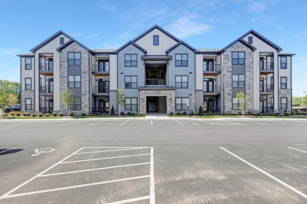 Stylish New Condo In Конкорд Экстерьер фото