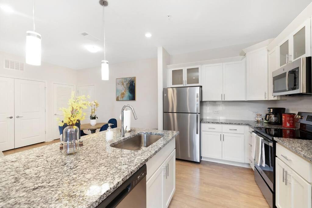 Stylish New Condo In Конкорд Экстерьер фото