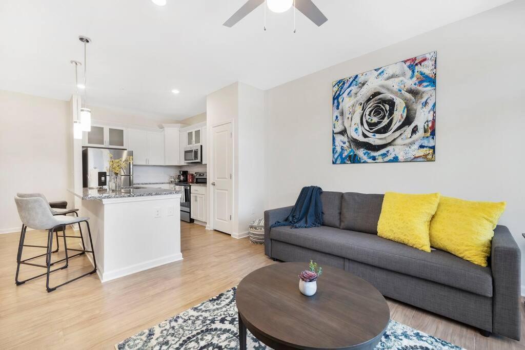 Stylish New Condo In Конкорд Экстерьер фото