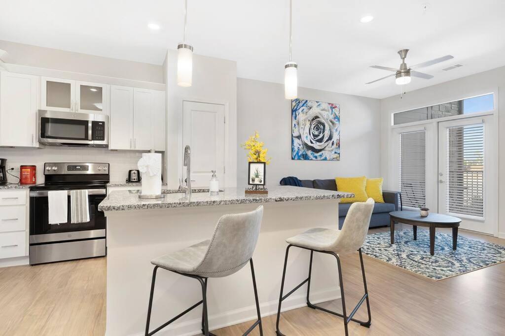 Stylish New Condo In Конкорд Экстерьер фото