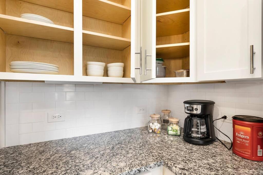 Stylish New Condo In Конкорд Экстерьер фото