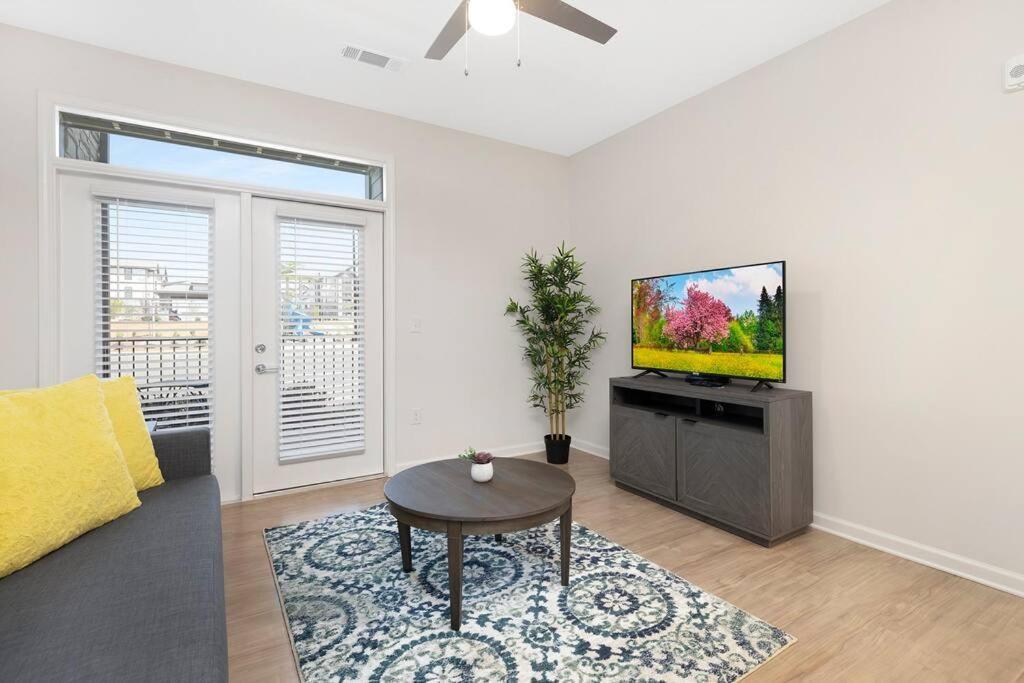 Stylish New Condo In Конкорд Экстерьер фото