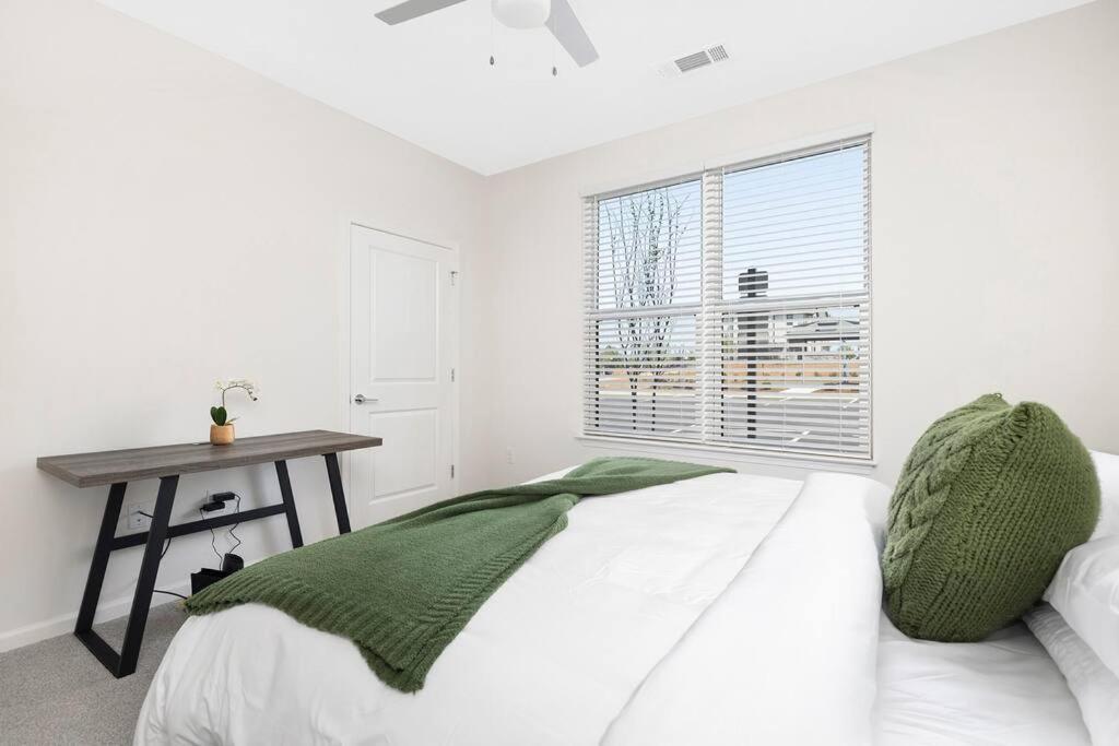 Stylish New Condo In Конкорд Экстерьер фото
